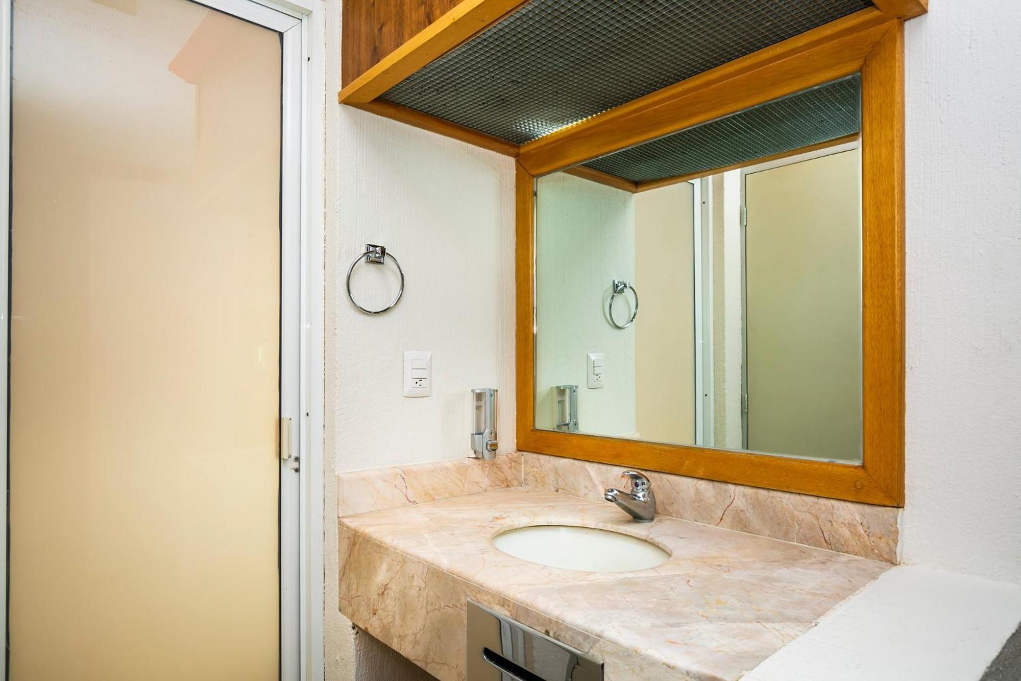 Capital O Hotel Casa Blanca, Морелія Екстер'єр фото